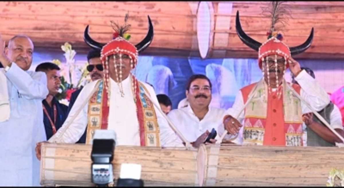 मुख्यमंत्री बघेल ने आदिवासी वाद्य यंत्र बजाकर राष्ट्रीय आदिवासी नृत्य महोत्सव एवं राज्य उत्सव का शुभारंभ किया